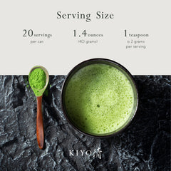Kiyo Matcha cucharilla chashaku con polvo mostrando facilidad de medida
