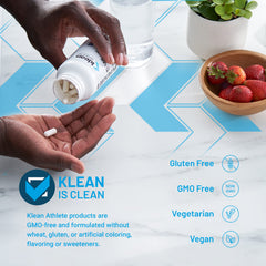 Klean Athlete cápsulas en mano para dosificación práctica y portable