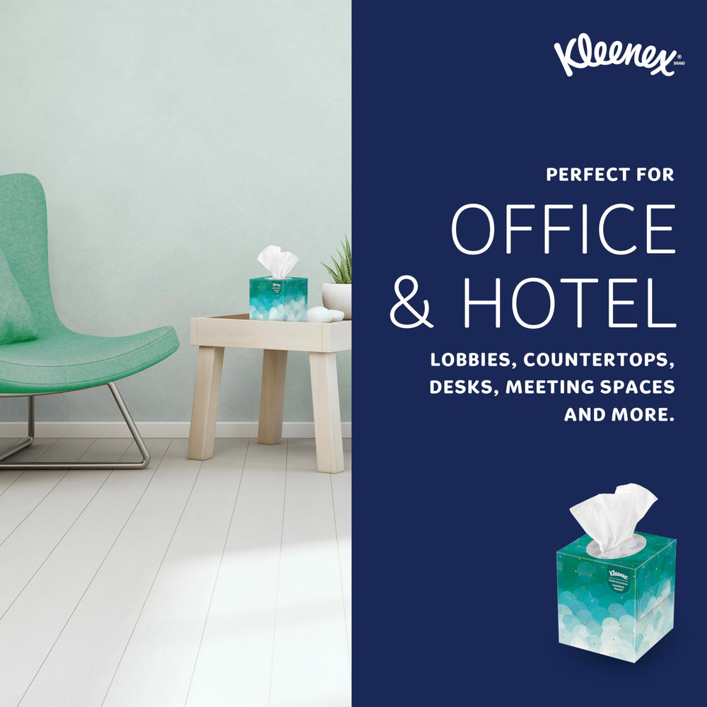 Kleenex apilado en oficina para reposición eficiente y aspecto profesional