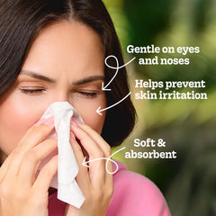 Kleenex mano sosteniendo pañuelo demostrando comodidad y absorción