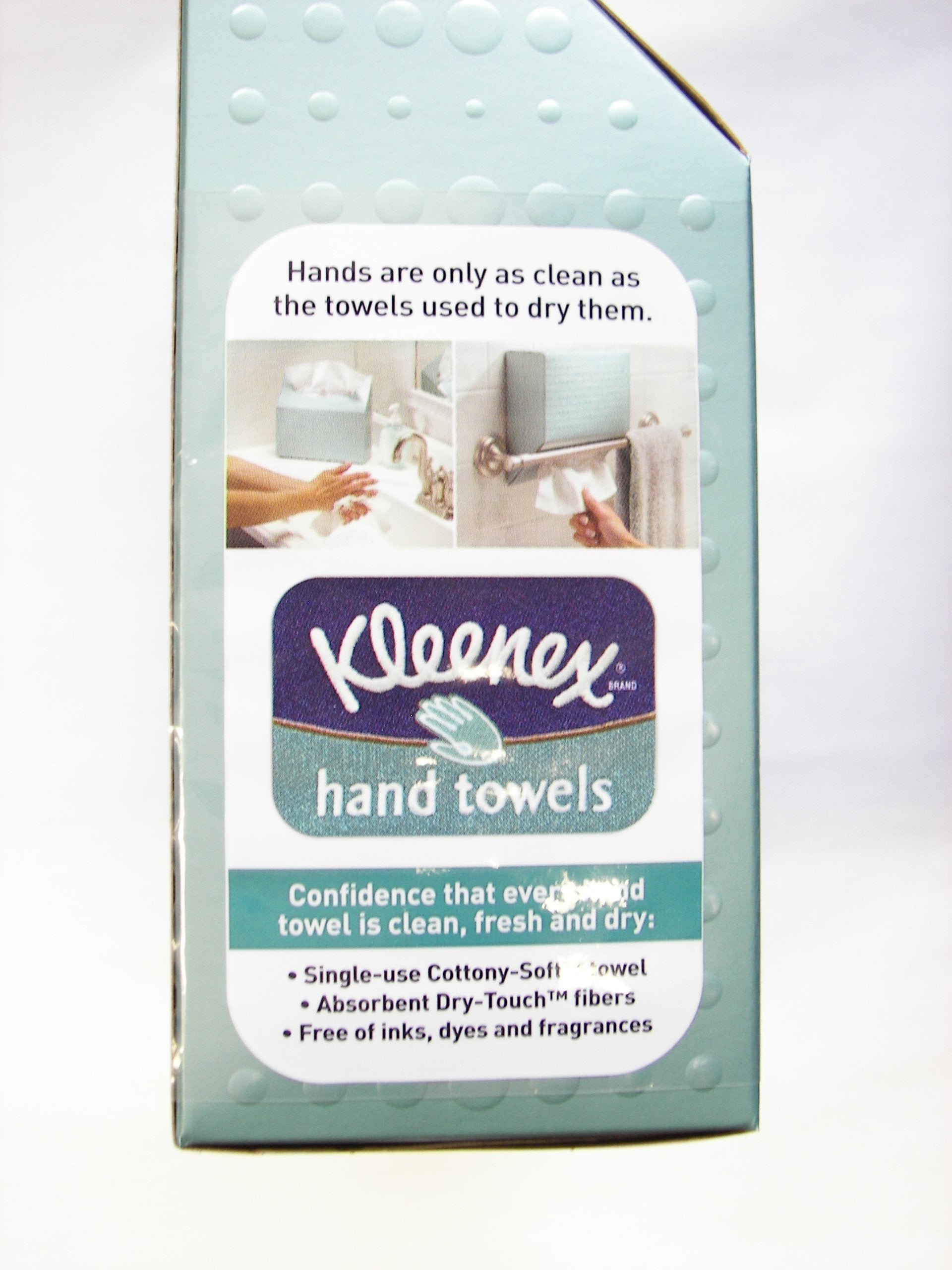 Kleenex toalla en uso junto a un lavabo demostrando higiene y comodidad