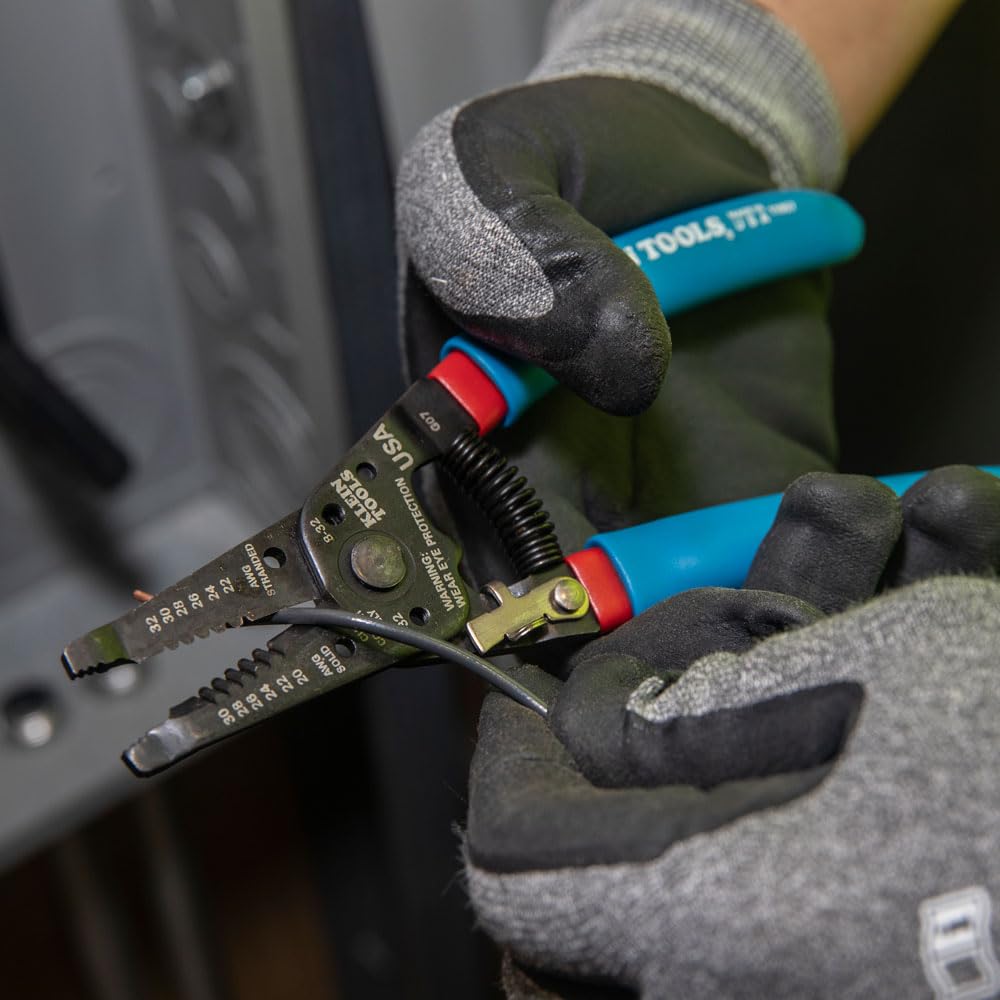 Klein Tools herramienta en uso cortando y pelando un cable en instalación real