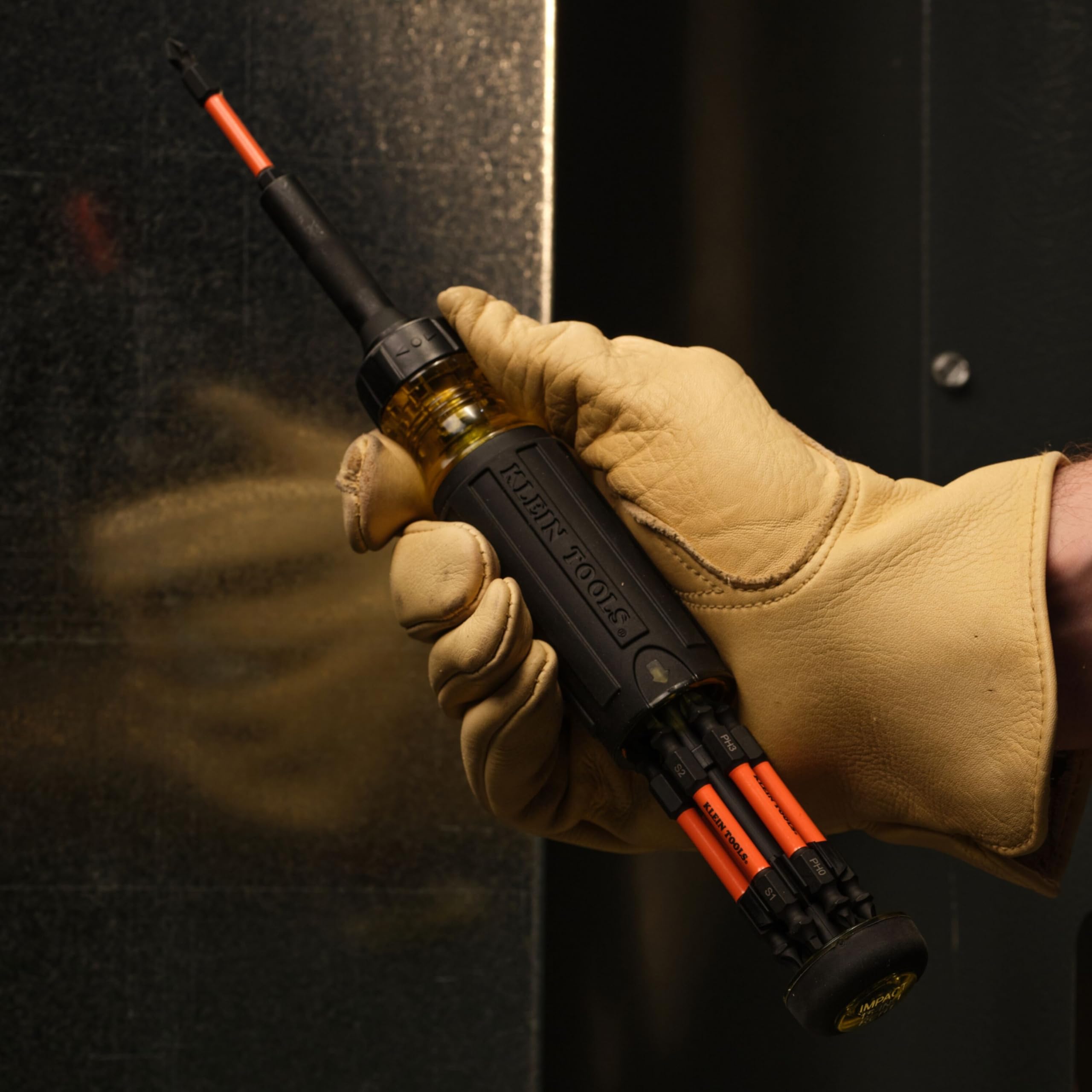KLEIN TOOLS comparación de tamaño junto a herramientas, portátil y sólido