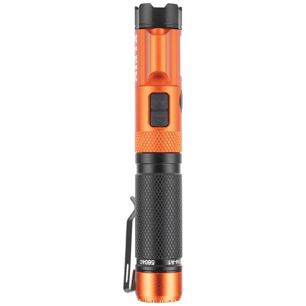KLEIN TOOLS linterna con gotas de agua demostrando resistencia IP54