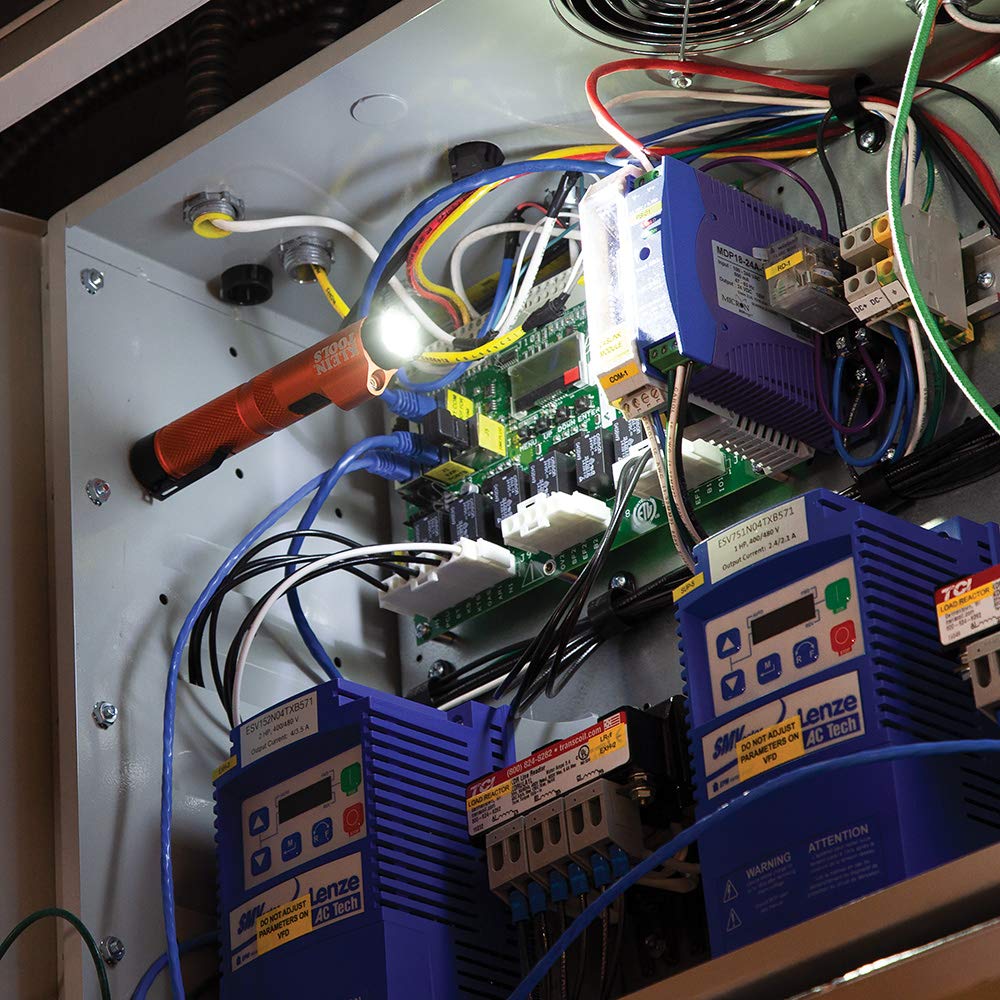 KLEIN TOOLS linterna fijada en panel metálico, uso manos libres eficaz