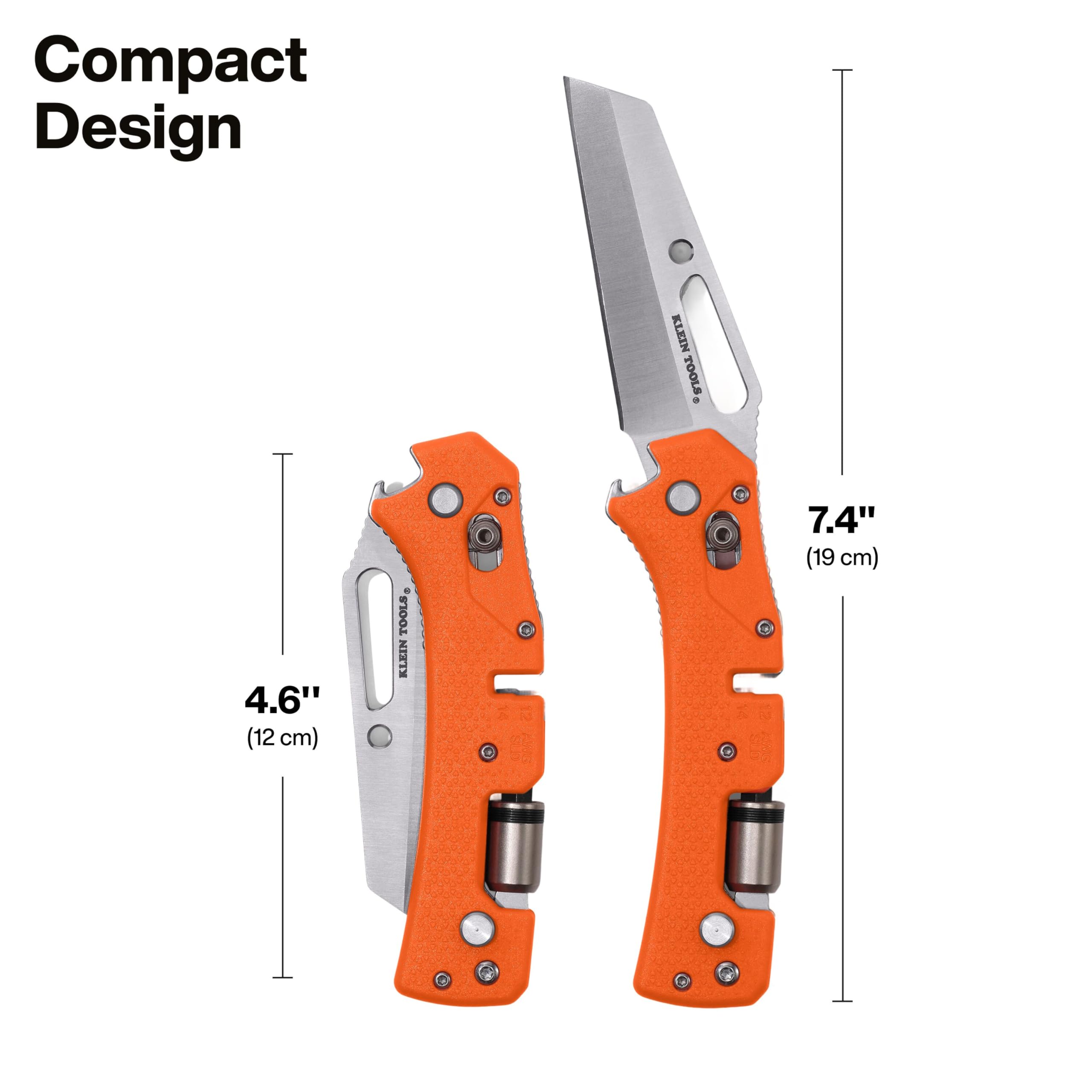 KLEIN TOOLS comparación de tamaño junto a funda para referencia de escala