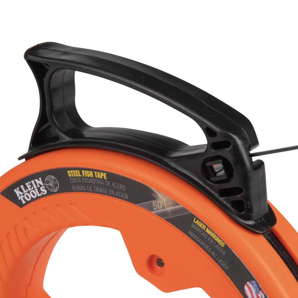 Klein Tools cinta junto a cinta métrica para comparar longitud y escala