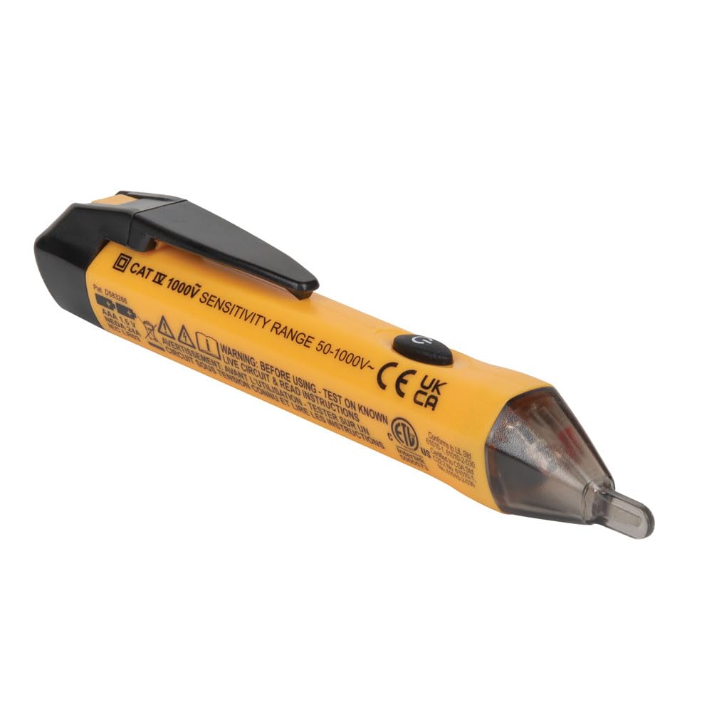 Klein Tools comprobador conectado a un enchufe GFCI verificando funcionamiento seguro