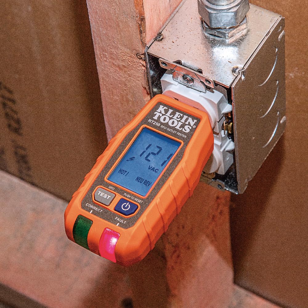 Klein Tools RT250 activando prueba GFCI y mostrando tiempo de disparo
