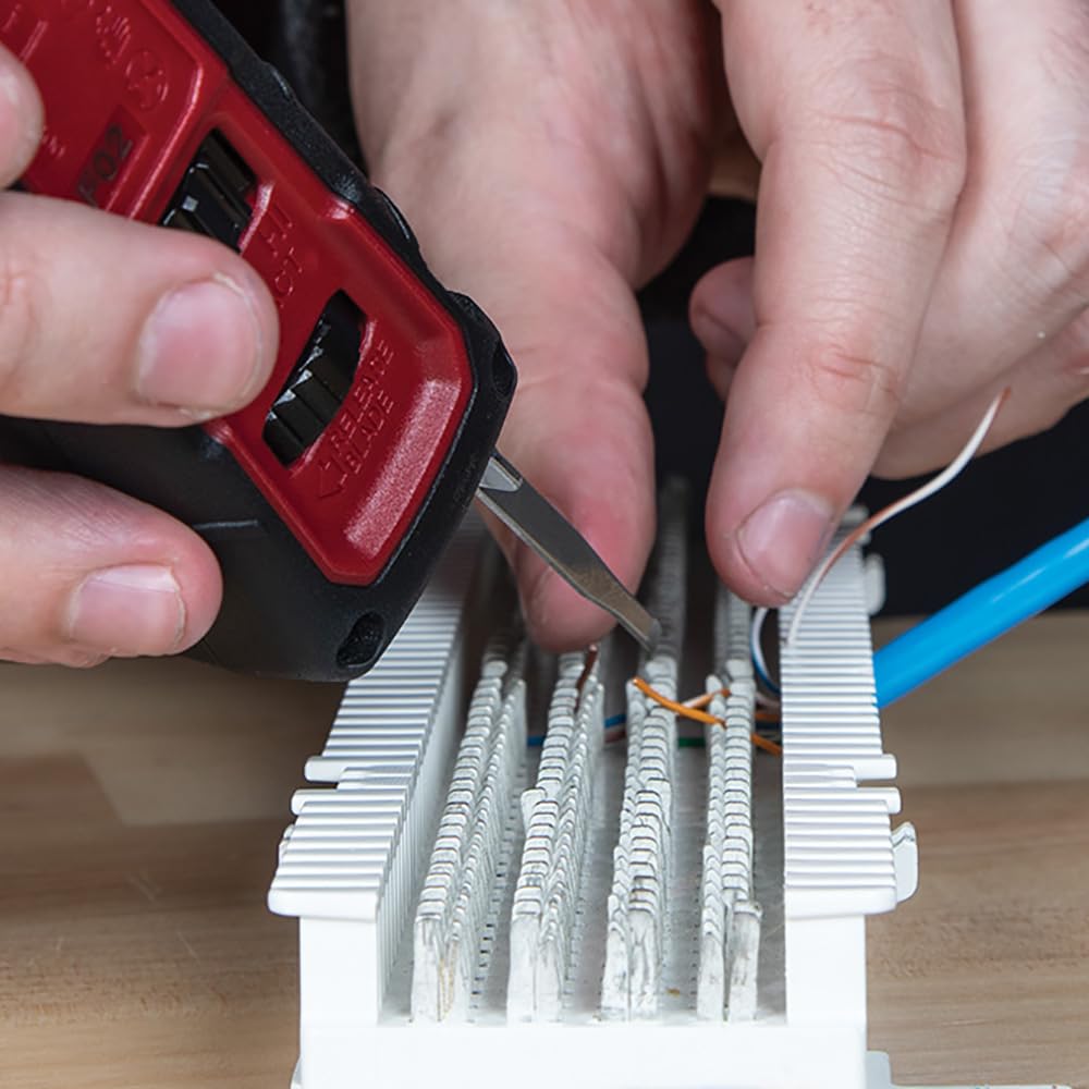 Klein Tools comparación de tamaño junto a herramienta común, escala práctica
