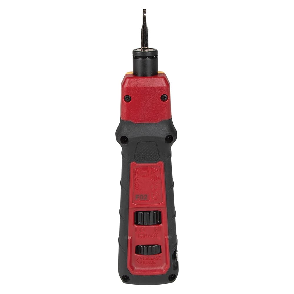 Klein Tools en entorno profesional instalador trabajando en rack de red