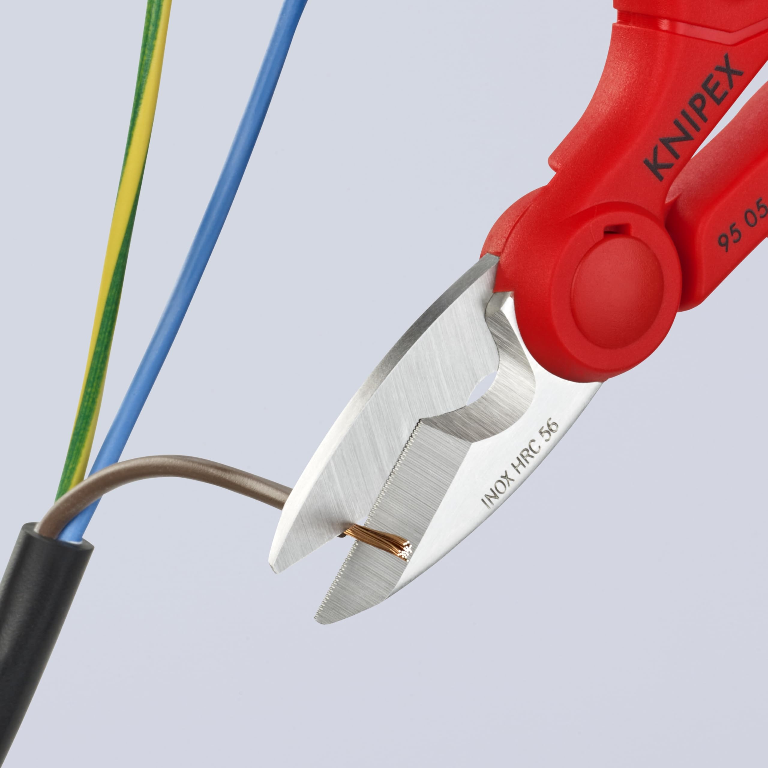 KNIPEX tijeras en uso cortando conductor en instalación eléctrica
