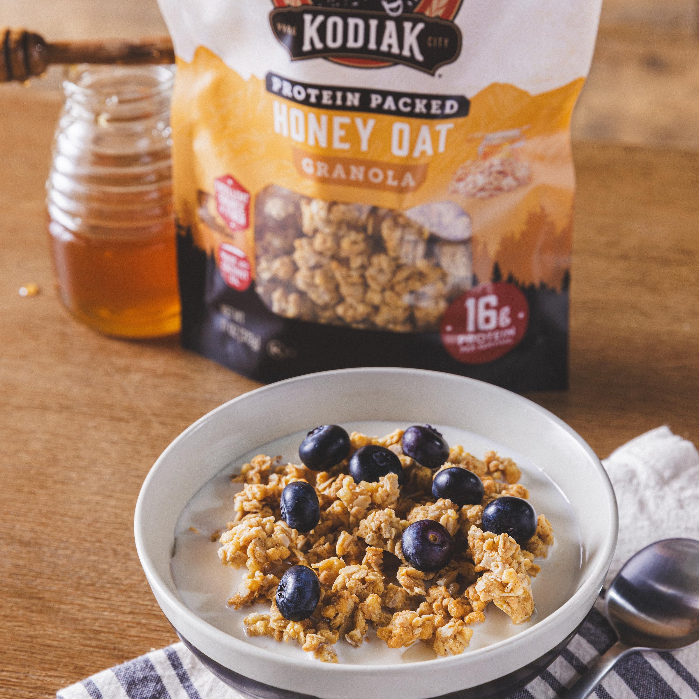 Kodiak Cakes en mesa de desayuno estilo lifestyle aporta energía y conveniencia