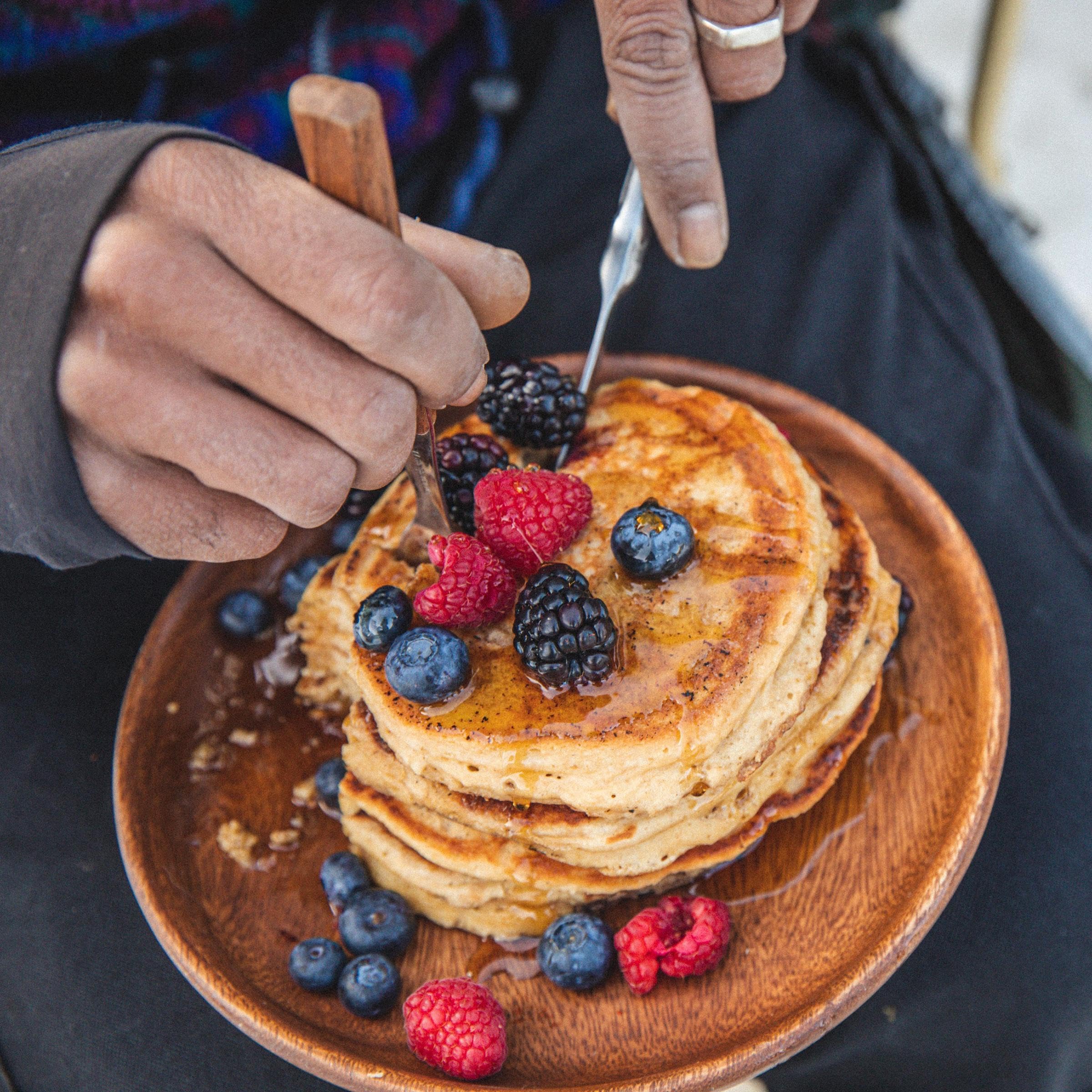 Kodiak Cakes mesa de desayuno familiar mostrando uso versátil y conveniencia