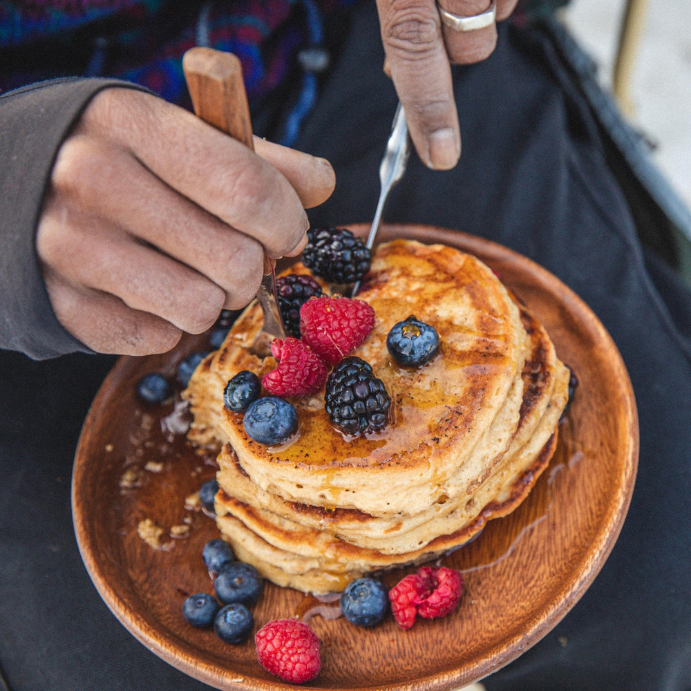 Kodiak Cakes mesa de desayuno familiar mostrando uso versátil y conveniencia