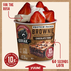 Kodiak Cakes brownie en taza en mano durante la preparación, ahorro de tiempo