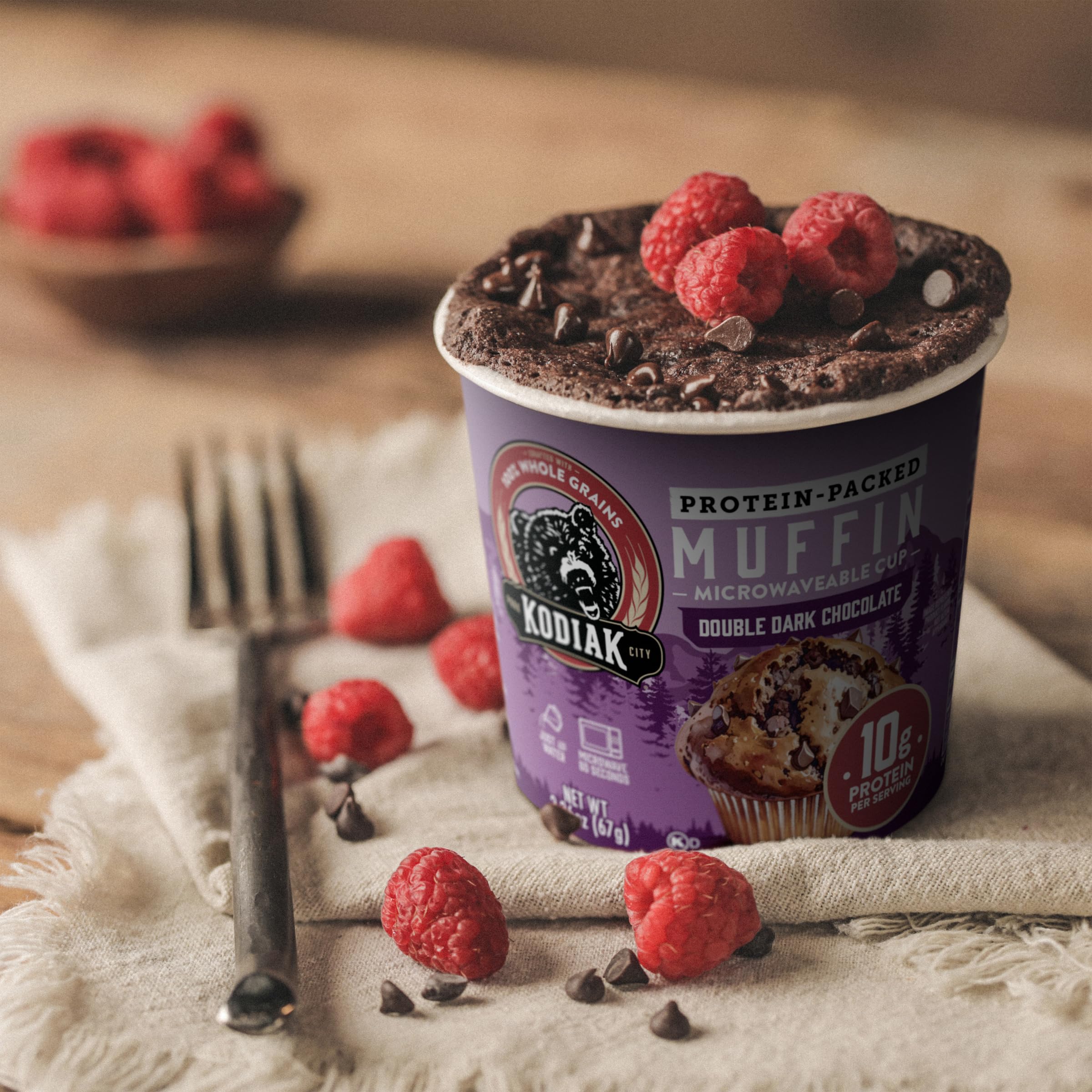 Kodiak Cakes muffin servido en mesa de desayuno, opción nutritiva rápida