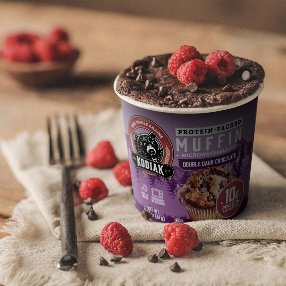Kodiak Cakes muffin servido en mesa de desayuno, opción nutritiva rápida