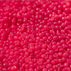 Close-up de perlas KoluaWax Dragon Fruit resaltando textura y fácil fusión