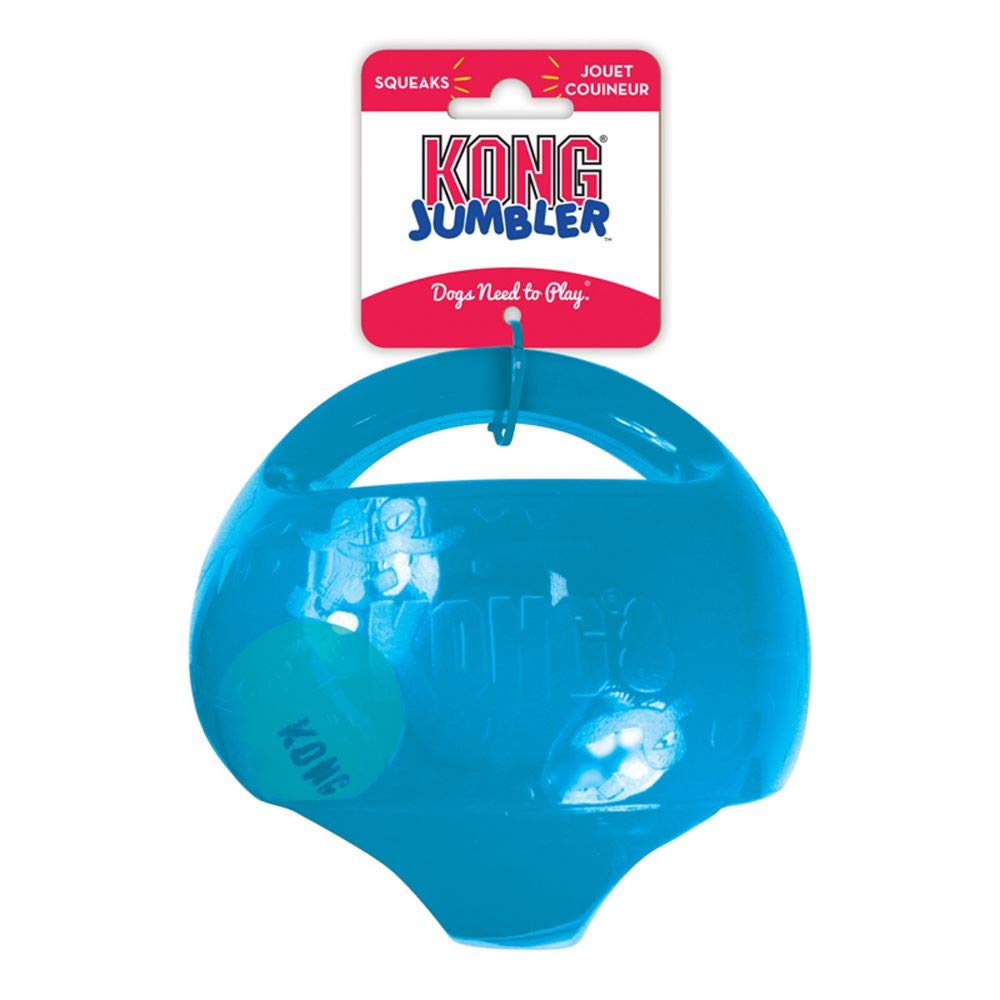 Perro grande jugando con KONG Jumbler Ball, fomenta ejercicio y estimulación
