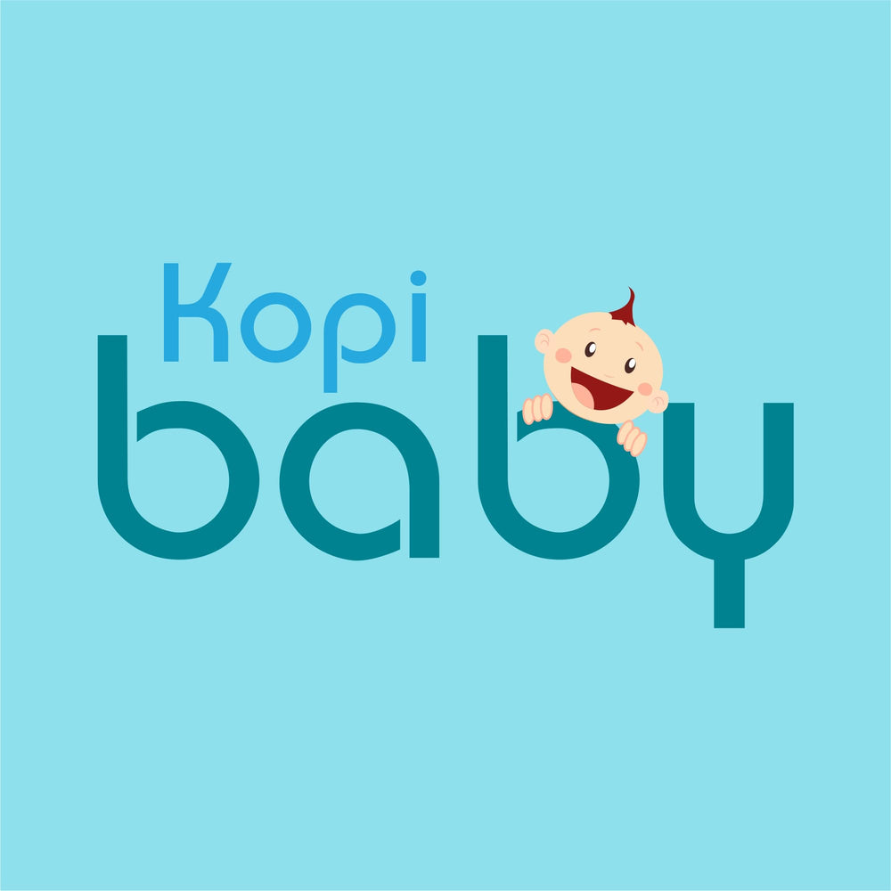 Kopi Baby tamaño comparado con mano y teléfono, escala transportable