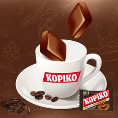 Kopiko caramelo al lado de una moneda para ver la escala real