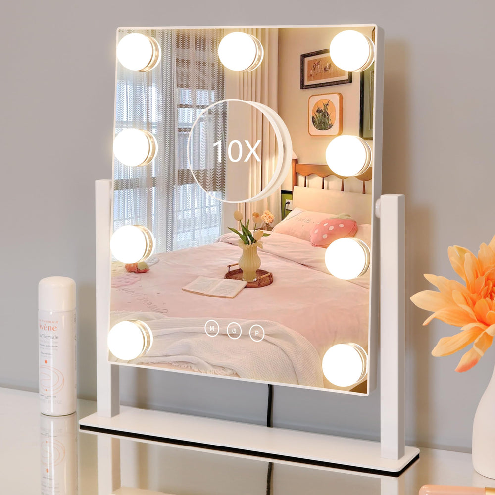 Kotdning mujer usando el espejo en vestidor, aplicación de maquillaje clara