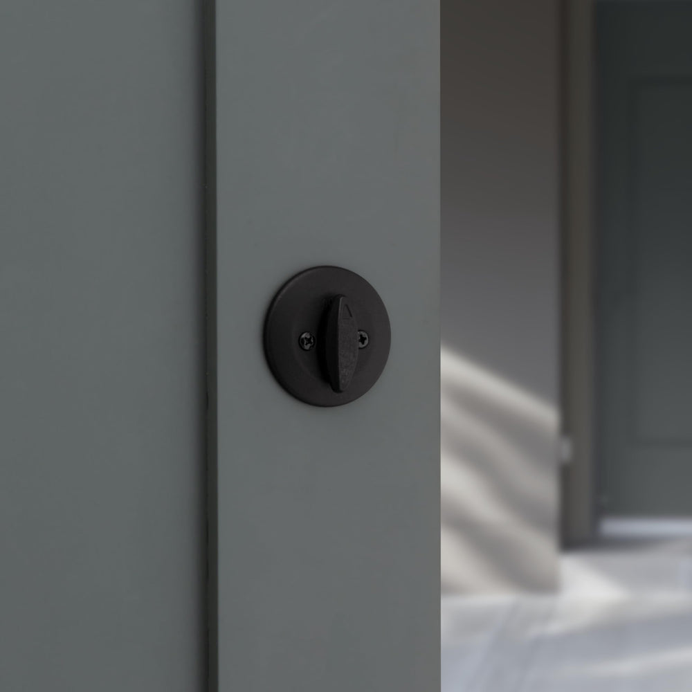 Kwikset acabado matte black resistente que mantiene estética