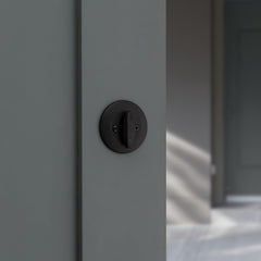 Kwikset acabado matte black resistente que mantiene estética