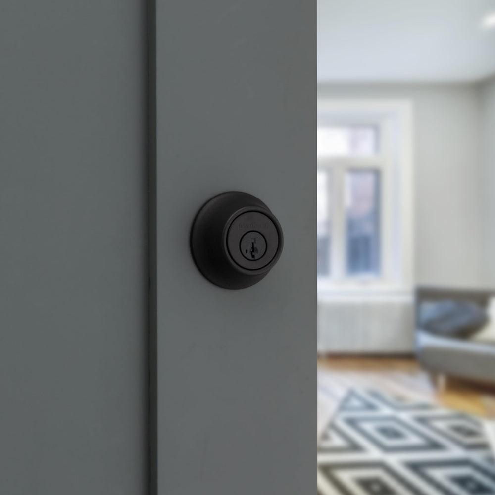 Kwikset detalle del pestillo ajustable que facilita instalación