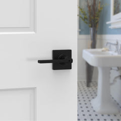 Kwikset Casey roseta cuadrada en primer plano, estilo contemporáneo