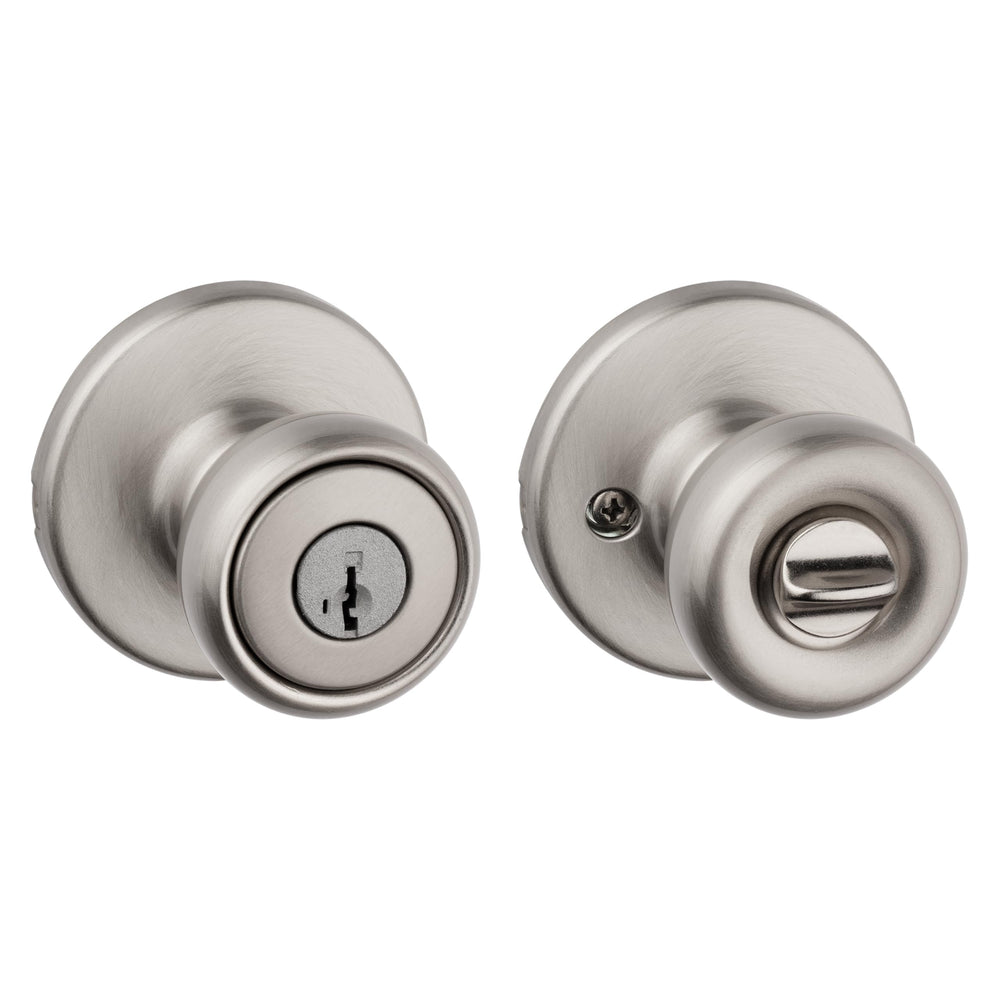 Kwikset pomo Tylo frontal en puerta mostrando diseño clásico y seguridad