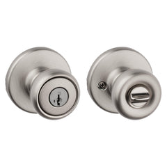 Kwikset pomo Tylo frontal en puerta mostrando diseño clásico y seguridad