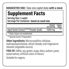 Kyolic caplet en mano para comparar tamaño y dosificación diaria