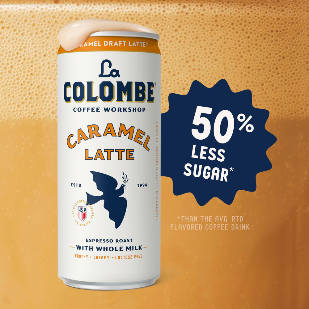 La Colombe lata abierta vertiendo latte frío en vaso frío