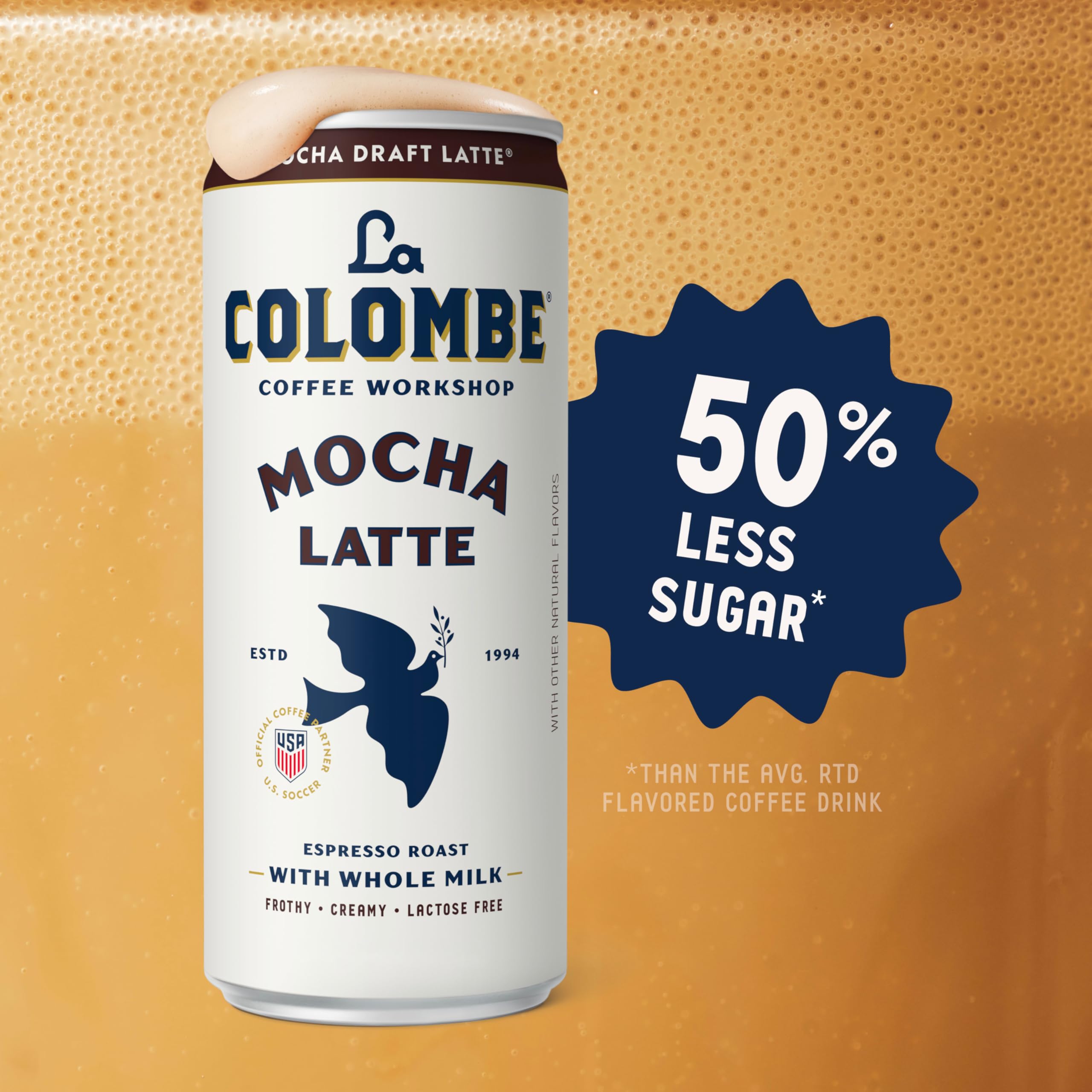 La Colombe lata abierta vertiendo en vaso para textura y sabor visibles