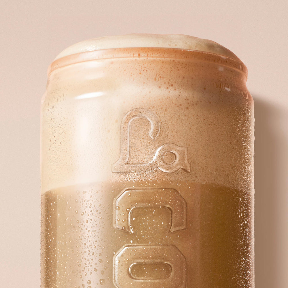La Colombe varias latas en nevera listas para consumir frías