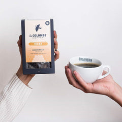 La Colombe granos en mano para apreciar la textura y aroma preservado