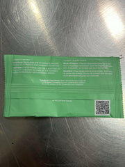 Uso de toallita La Fresh en rostro para retirar maquillaje resistente