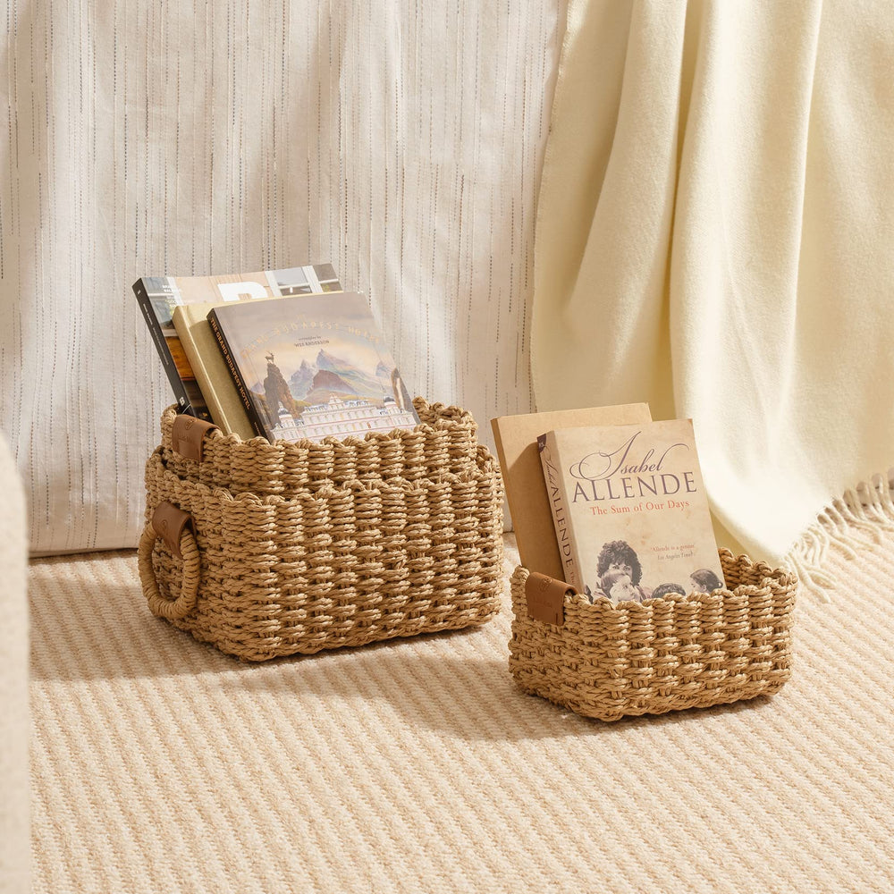 LA JOLIE MUSE cestas en estantería organizando libros y accesorios con estilo