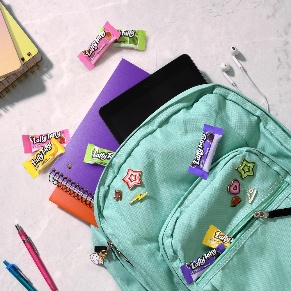Laffy Taffy mano sosteniendo barra mostrando tamaño y facilidad de comer