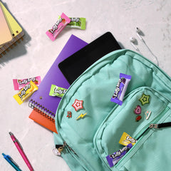 Laffy Taffy mano sosteniendo barra mostrando tamaño y facilidad de comer