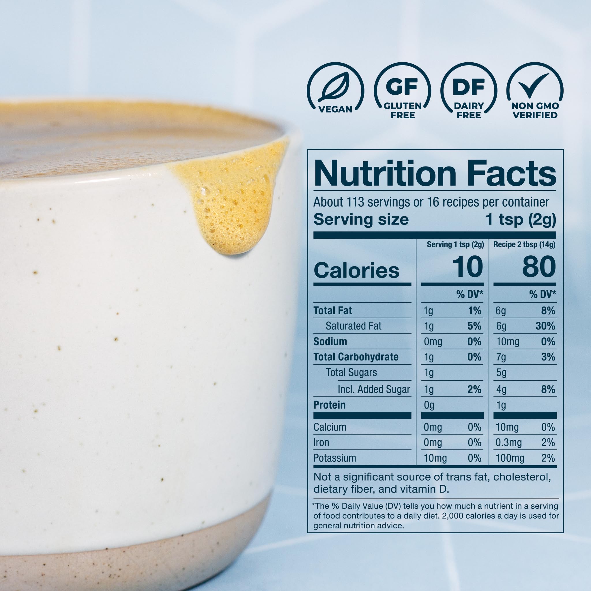 Laird Superfood crema añadida en taza de café caliente, mejora la experiencia diaria