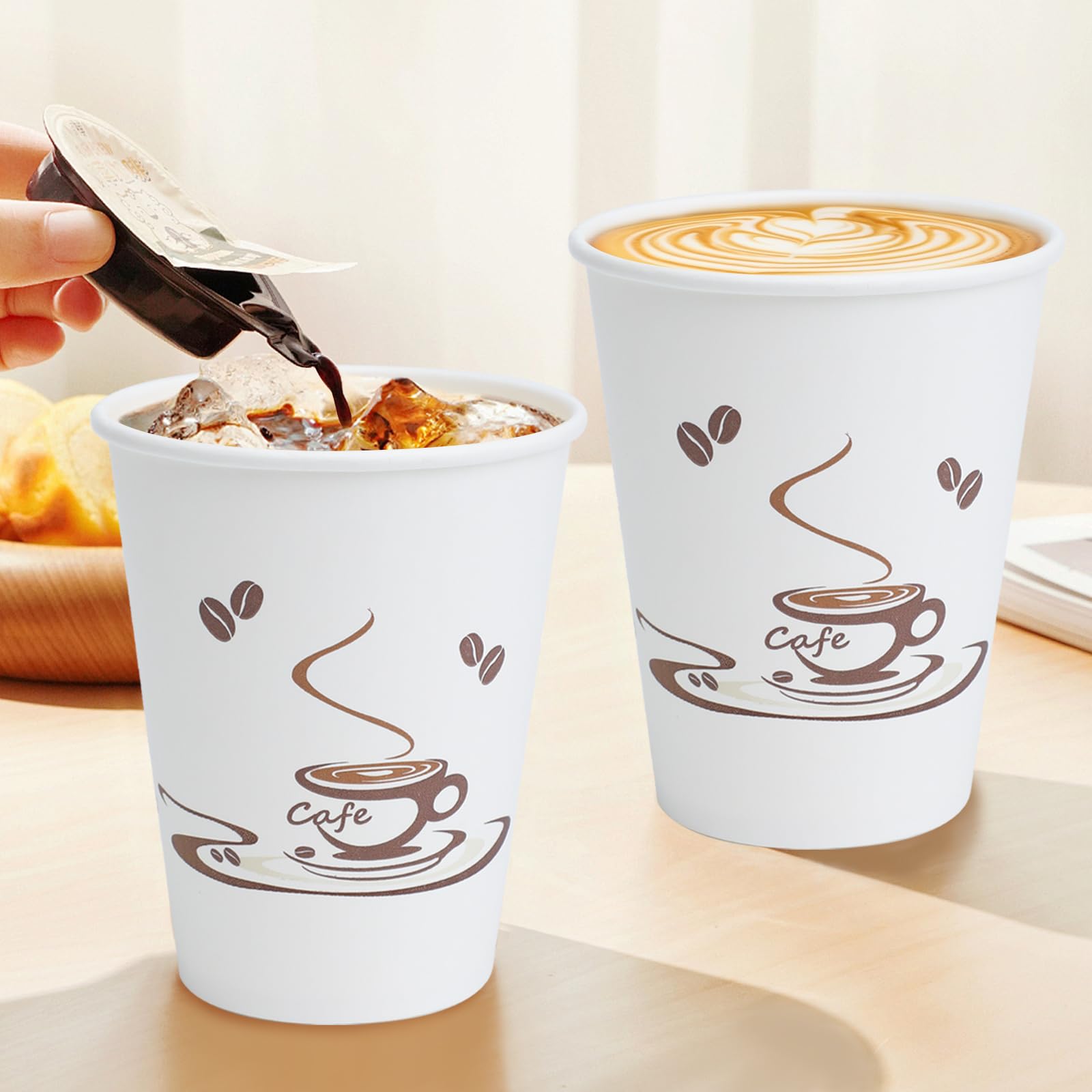 Lamosi vaso en mano con café demostrando resistencia y comodidad