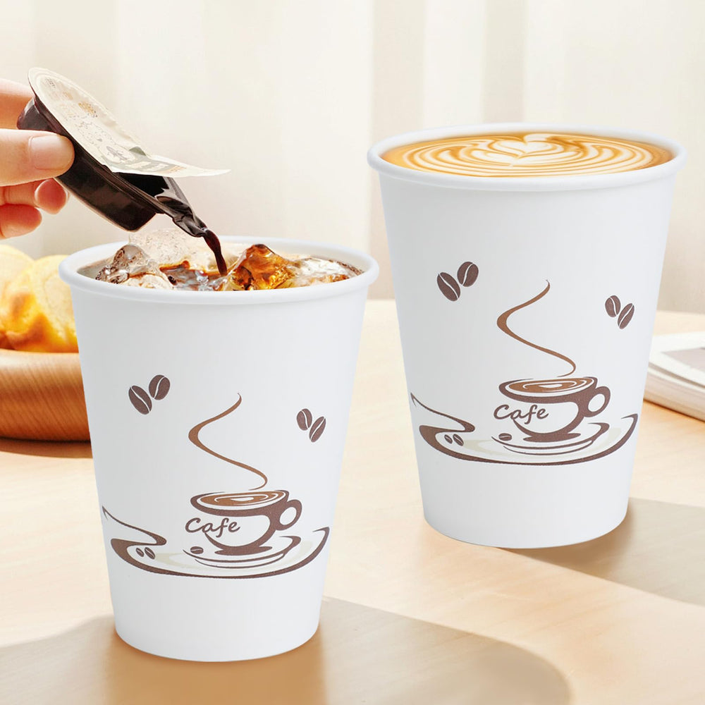 Lamosi vaso en mano con café demostrando resistencia y comodidad
