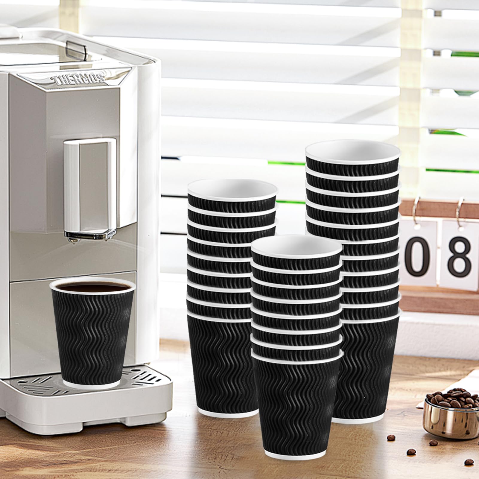 Lamosi vista superior con bebida, espacio para crema y leche