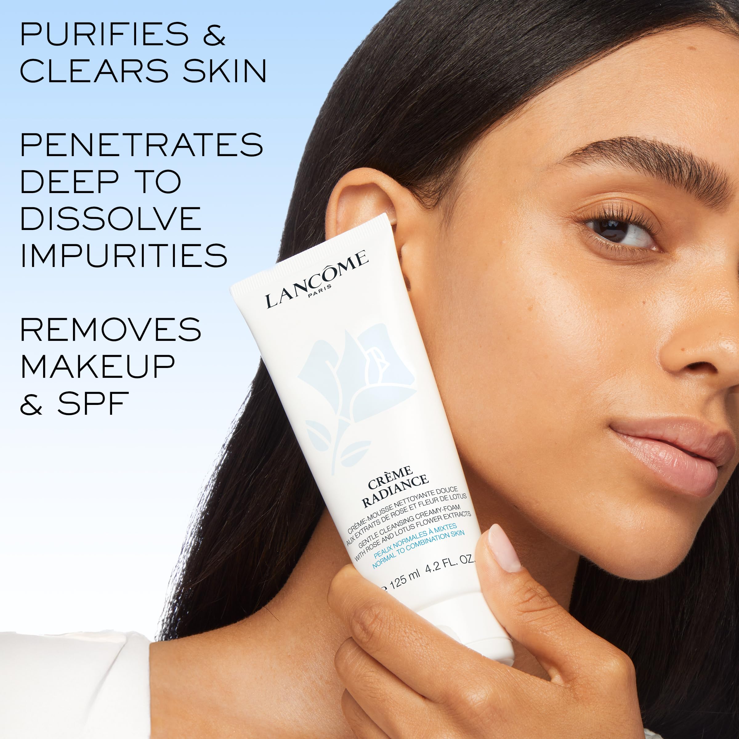 Lancôme producto en uso masajeando rostro para eliminar maquillaje resistente