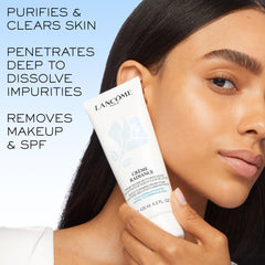 Lancôme producto en uso masajeando rostro para eliminar maquillaje resistente