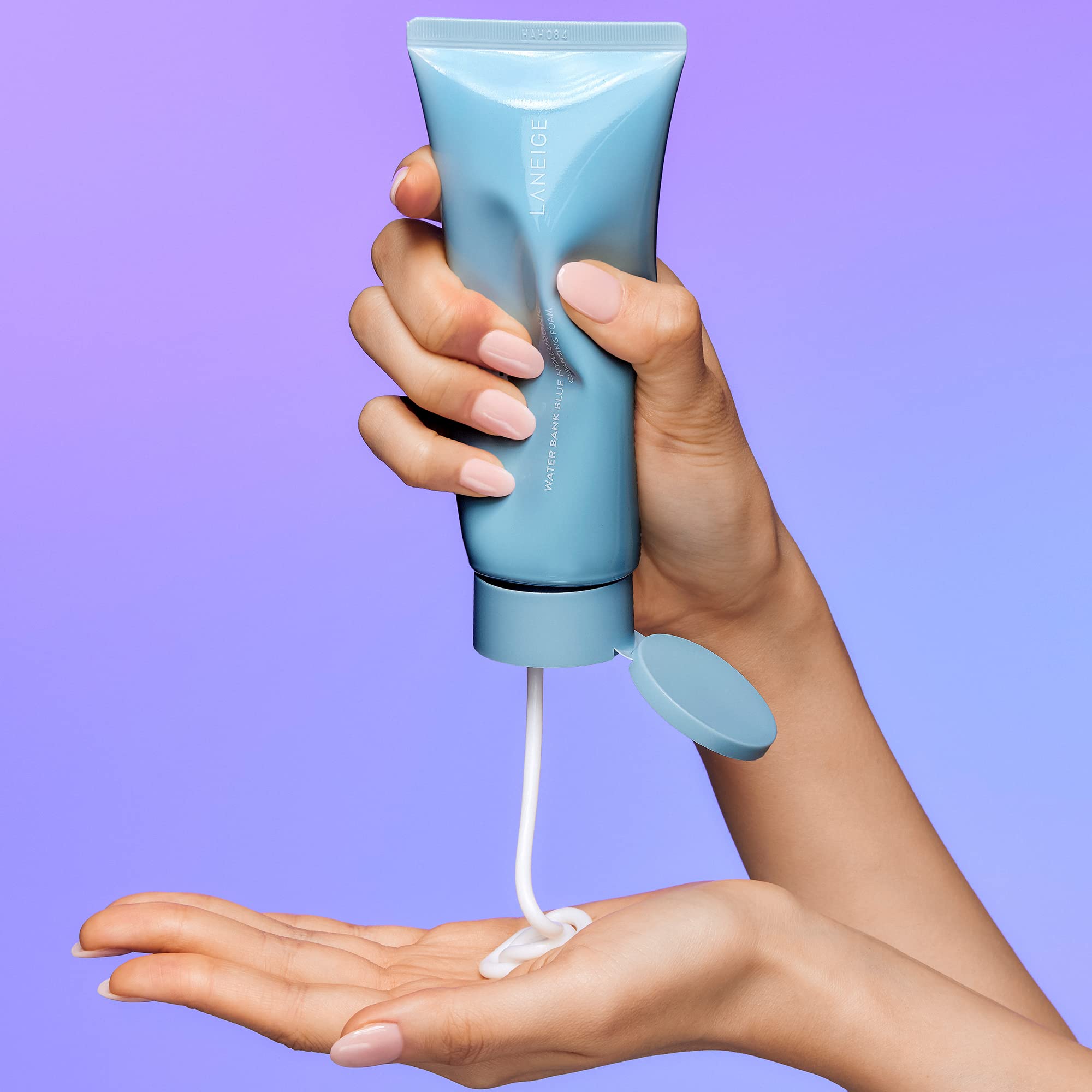 LANEIGE producto en baño iluminado inspirando una rutina relajante