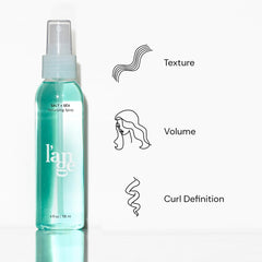 L'ANGE HAIR aplicando spray en cabello seco para volumen inmediato